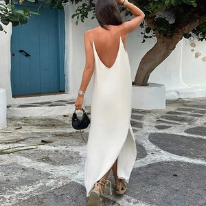 Elegantes weißes rückenfreies Maxikleid mit dünnen Trägern und Seitenschlitz in Mediterranem Stil