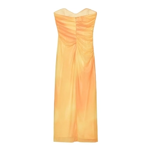 Détail de la texture plissée à la main sur la robe bustier au dégradé orange vif