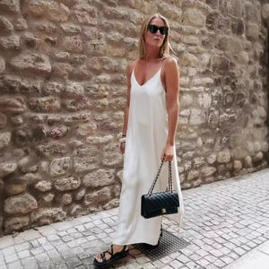 Elegantes weißes Satin-Maxikleid für Damen mit V-Ausschnitt und seitlichem Schlitz