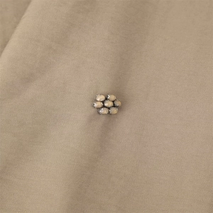 Boucle d'oreille florale rétro avec six cabochons kaki dans une monture en métal argenté