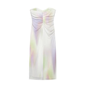 Détail du bustier froncé sur une robe midi bustier en résille à imprimé floral dégradé