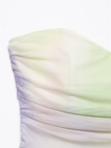 Détail du tissu en mesh froncé sur une robe bustier fleurie aux dégradés pastel