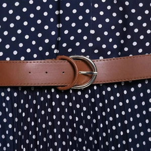 Abito blu navy a pois con scollo all'americana, cintura in pelle marrone e pieghe