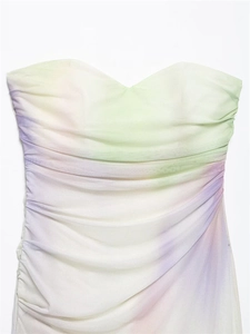Détail du tissu en maille dégradé pastel avec de fines plis horizontaux