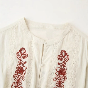 Chemise brodée cintrée femme 2025 beige avec broderies florales et détails en dentelle
