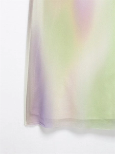 Détail de la maille douce avec des dégradés de violet, de vert et de jaune pastel