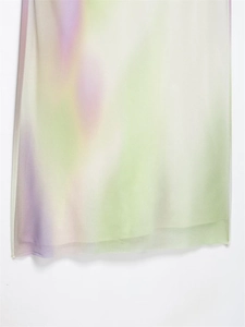 Détail du tissu en maille légère avec des dégradés de couleurs pastel doux et ombre
