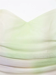 Détail de la robe bustier en maille dégradée avec décolleté cœur et texture froncée