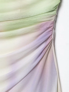 Détail du tissu en maille froncée sur une robe à dégradé floral vert et violet