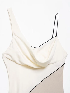 Détail de robe midi à col bénitier avec bretelles asymétriques et patchwork beige