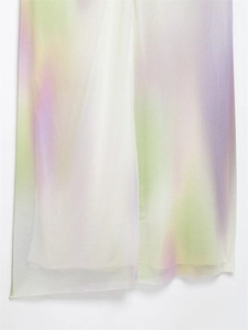 Détail du tissu en mousseline légère avec dégradé de violet et de vert doux