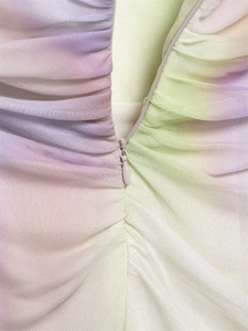 Détail de la fermeture éclair invisible sur une robe en tulle plissée dégradé pastel