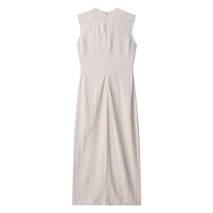 Detailansicht eines hellbeige Leinen-Midikleids mit Rückenreißverschluss und Schnallendetail