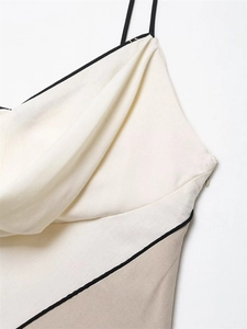 Détail de la robe midi avec col bénitier, fermeture éclair invisible et texture de tissu