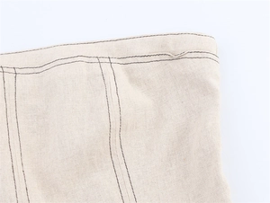 Vue détaillée d'un haut bustier en lin avec coutures contrastées et bordures renforcées