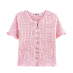 Haut cardigan rose en maille à manches courtes avec boutons dorés et volants