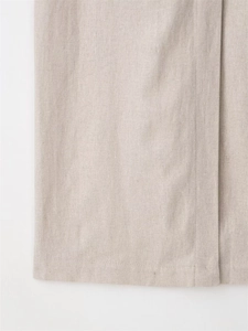 Detailansicht des Leinengemisch-Midikleid-Saums mit hochwertiger natürlicher Stoffstruktur