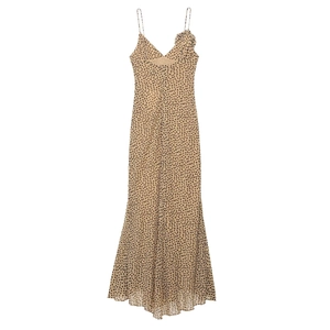 Robe longue beige élégante à pois noirs, fines bretelles et détail de fleur à l'épaule