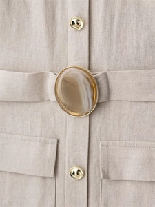 Detail eines Leinen-Midikleides mit Bernsteinschnalle, Goldknöpfen und Taschenkappen