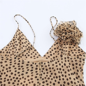 Détail d'une robe à pois avec fleur en tulle 3D et fermeture éclair invisible au dos