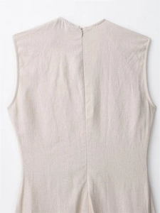 Nahaufnahme des verdeckten Reißverschlusses am beigen Leinenkleid mit Textur