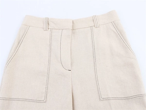 Détails du pantalon en lin à taille haute avec coutures contrastées et poches