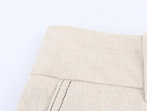 Détail d'un ensemble bustier en lin avec double surpiqûre contrastée et texture naturelle