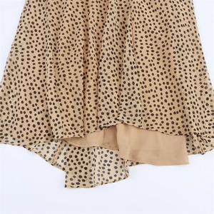 Détail de l'ourlet de robe kaki à pois avec mousseline double épaisseur et doublure