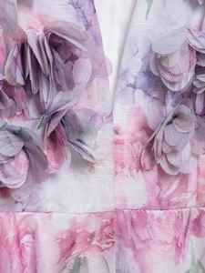 Gros plan détaillé des appliques florales 3D et imprimés roses sur la robe en mousseline