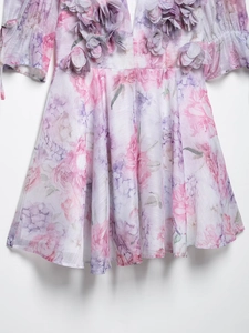 Détails des fleurs 3D sur robe en mousseline fleurie avec col en V profond et texture