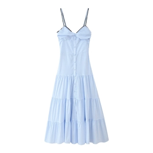 Détail de robe d'été à rayures bleues avec bretelles en dentelle noire et boutons