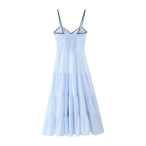 Détail du dos smocké élastique et du tissu à rayures bleues de la robe sans manches