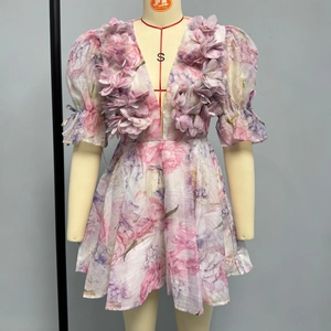 Robe en mousseline à fleurs avec col en V et appliqués floraux 3D en rose poudré