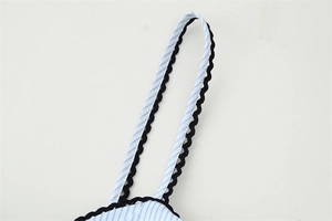 Détail d'une robe d'été à rayures bleues et blanches avec bretelles en dentelle noire