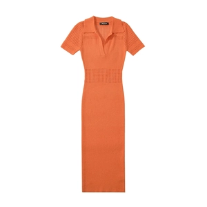 Détail de la robe en maille orange avec taille ajourée et texture de col polo classique
