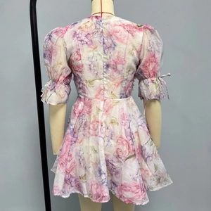 Robe courte en mousseline fleurie avec manches bouffantes et taille haute femme
