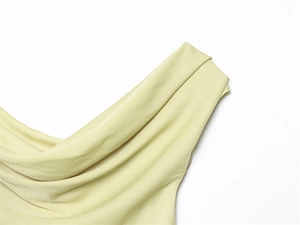 Dettaglio dello scollo a cappuccio e della trama satinata sulla camicetta verde chiaro