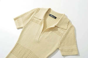 Détail du polo en maille ajourée crème avec col classique et texture respirante élégante