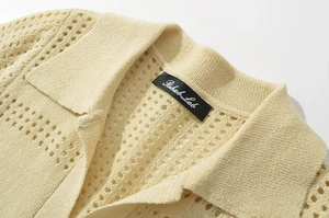 Détail de la maille ajourée et du col polo avec étiquette de marque Rehab Lab