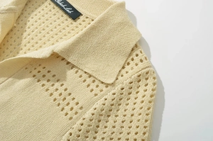 Détail du col polo en maille jaune crème avec étiquette de marque Rehab Lab et texture mesh