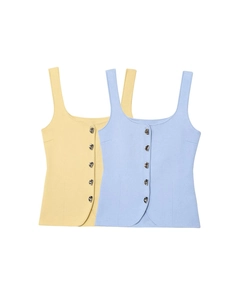 Dettagli di due canotte in maglia con scollo quadrato e bottoni decorativi in argento