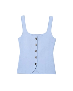 Dettaglio del gilet in maglia celeste con scollo quadrato e bottoni in metallo argento