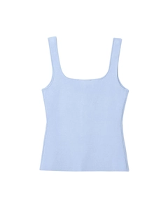 Dettaglio macro del tessuto a maglia azzurro e dello scollo quadrato del top senza maniche