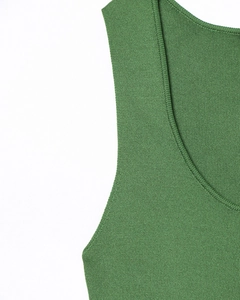 Détail de la robe en maille vert herbe montrant les coutures fines de l'encolure