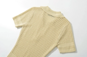 Détail de la robe en maille beige clair avec un motif au crochet ajouré et respirant