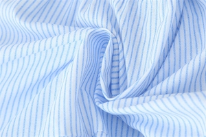 Macro d'un tissu respirant à rayures bleues et blanches montrant la texture fine
