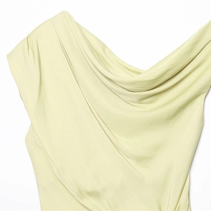Elegante top in raso verde salvia da donna con scollo a cappuccio e consistenza setosa