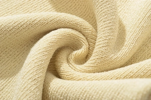 Gros plan macro de la maille côtelée beige avec texture verticale et matière douce
