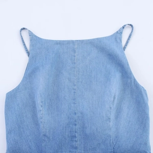 Robe à bretelles en jean bleu clair pour femme avec taille haute et texture denim délavé
