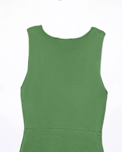 Gros plan détaillé de la robe sans manches en maille vert herbe au tissu côtelé